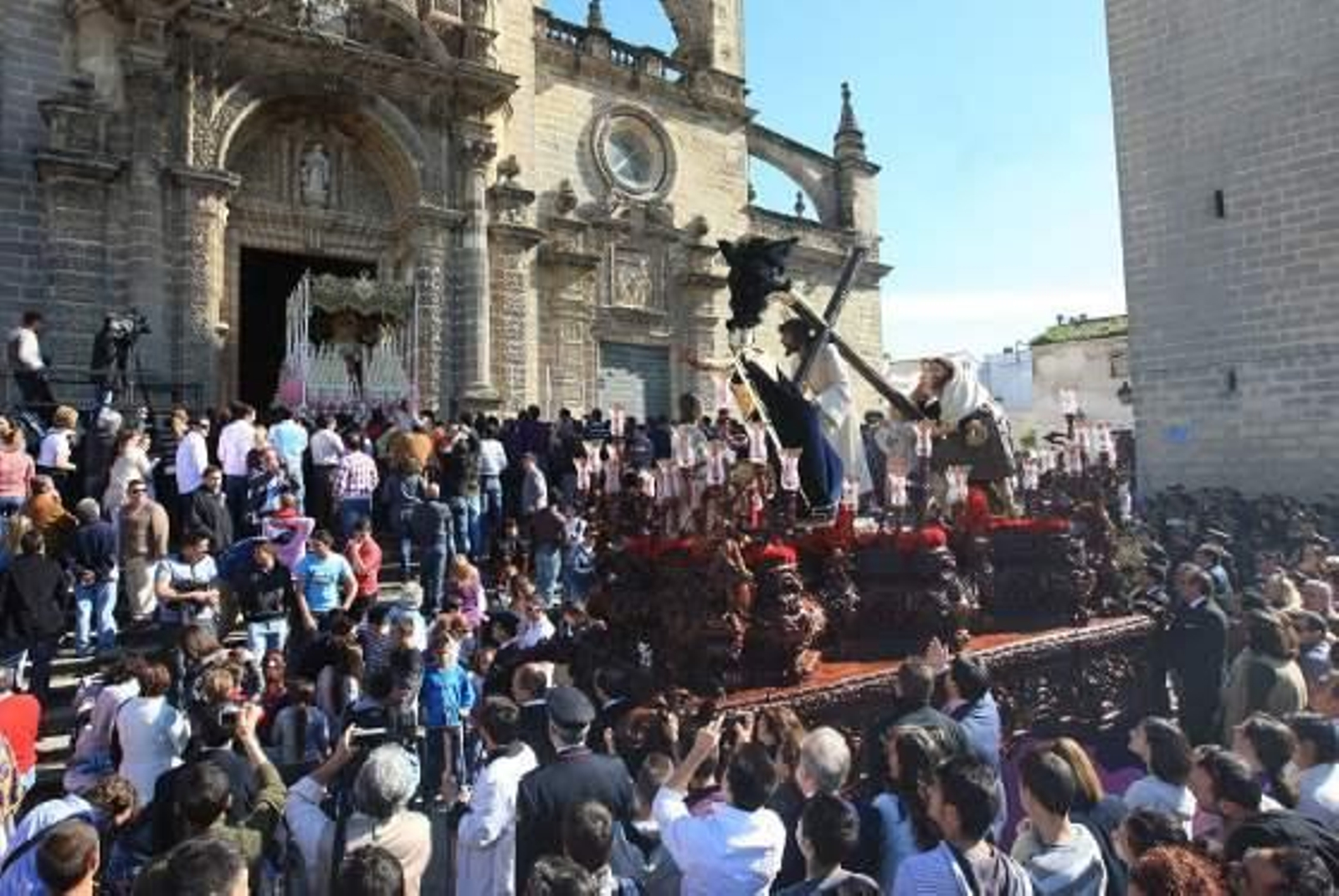 La Agrupación de la Sentencia hizo doblete ayer al acompañar también al Resucitado de El Puerto

Foto: Juan Carlos Toro