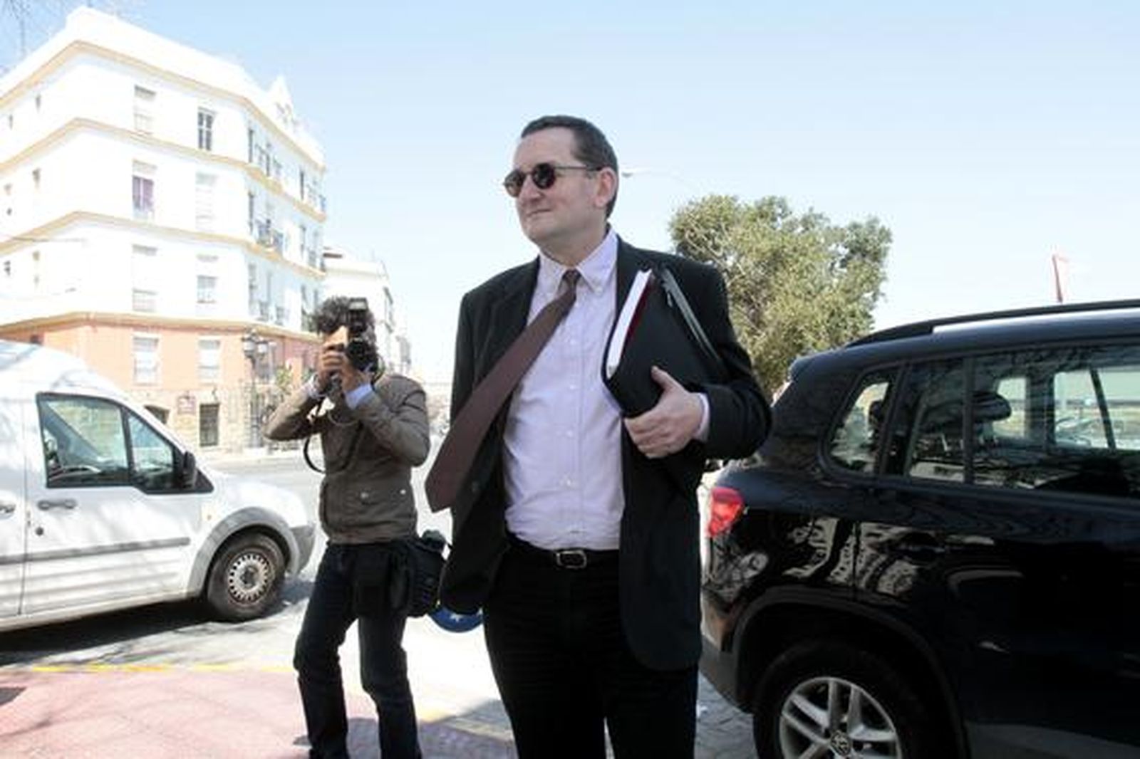 Prensa del corazón y curiosos aguardan en la puerta de la audiencia a los acusados en el segundo día del juicio por la ´Operación Karlos´. 

Foto: Lourdes de Vicente