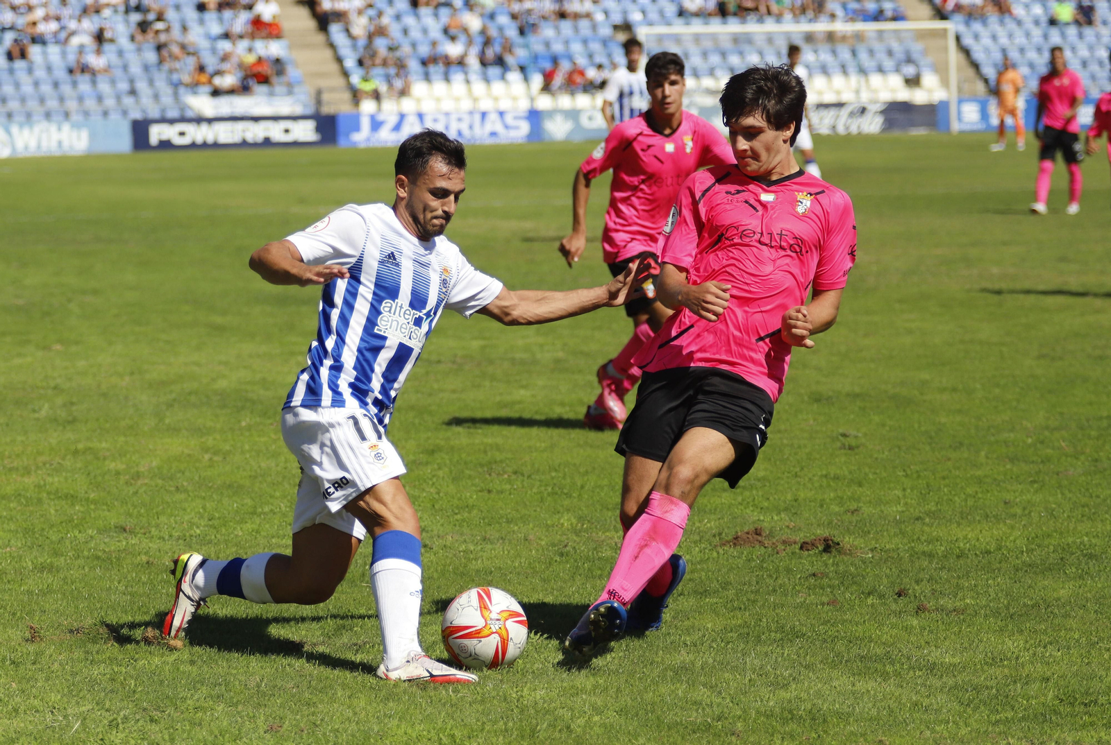 Marc Fraile intenta marcharse de Moyano en el encuentro del pasado domingo.