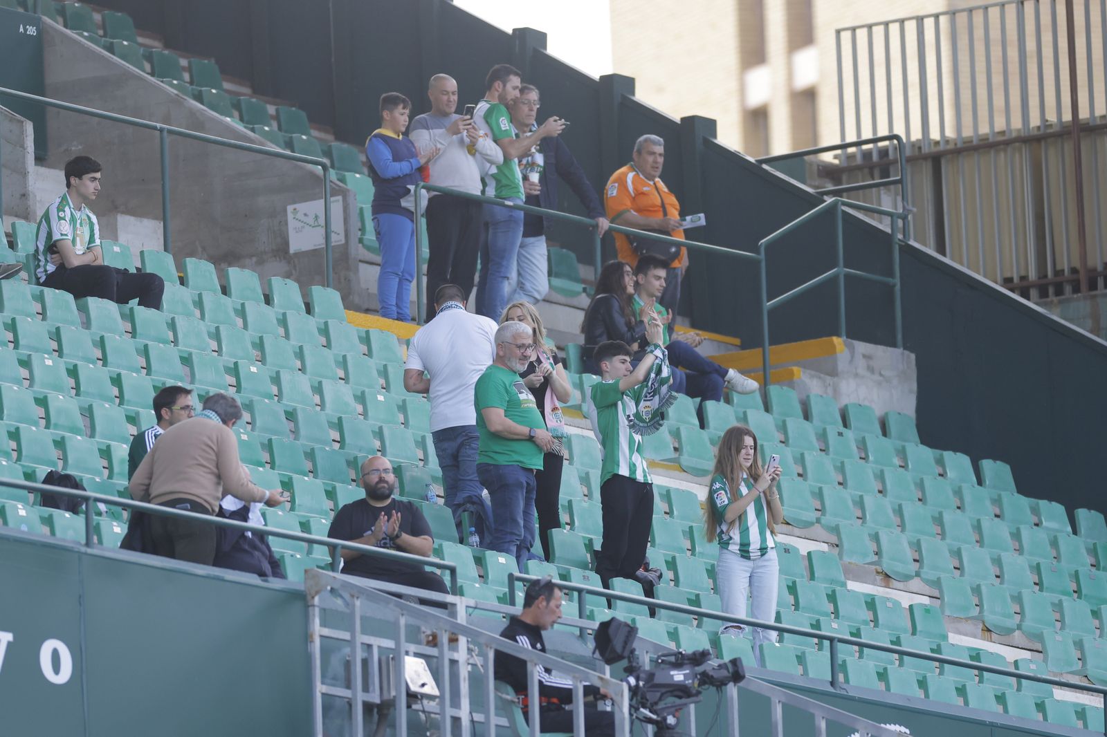 Búscate en las fotos del Betis-Manchester