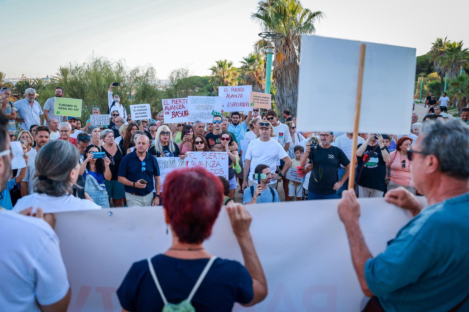 Las imágenes de la concentración en El Puerto contra el turismo de borrachera