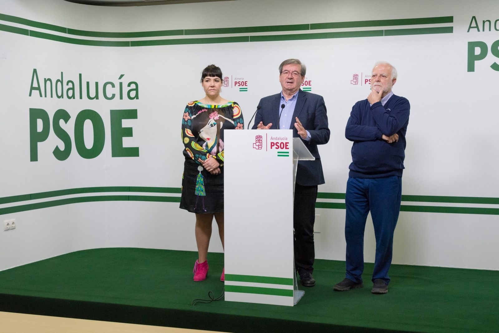 Fernando Martínez acompañado de Isabel Mondéjar y Alfonso Berlanga presentando el Aula de Cultura del PSOE.