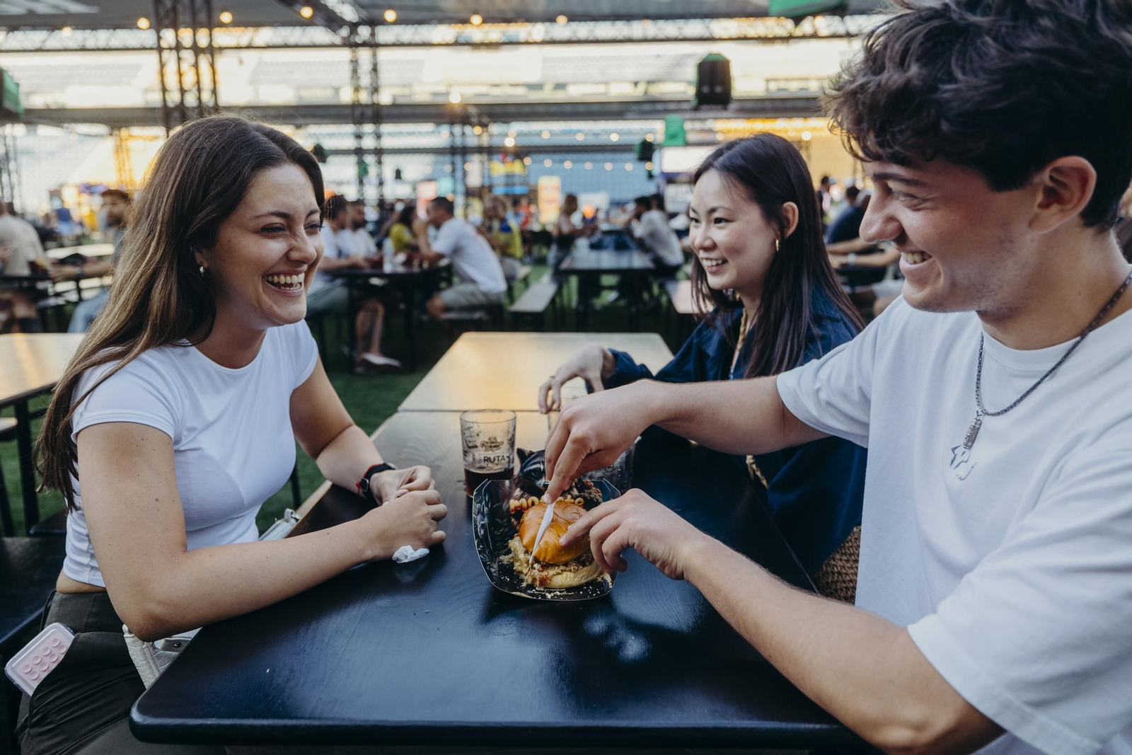 Búscate en las imágenes de la inauguración de The Champions Burger en el estadio Nuevo Mirandilla