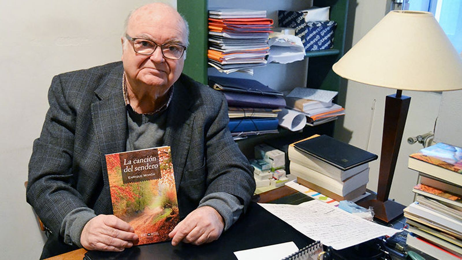 Con uno de sus libros.