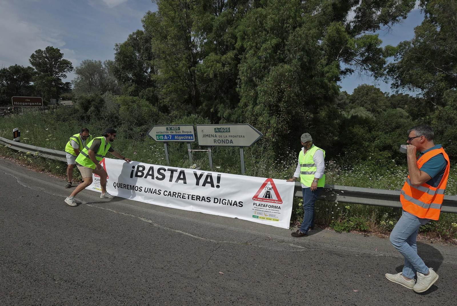 Fotos de la concentración por el mal estado de la carretera A-405 en Jimena