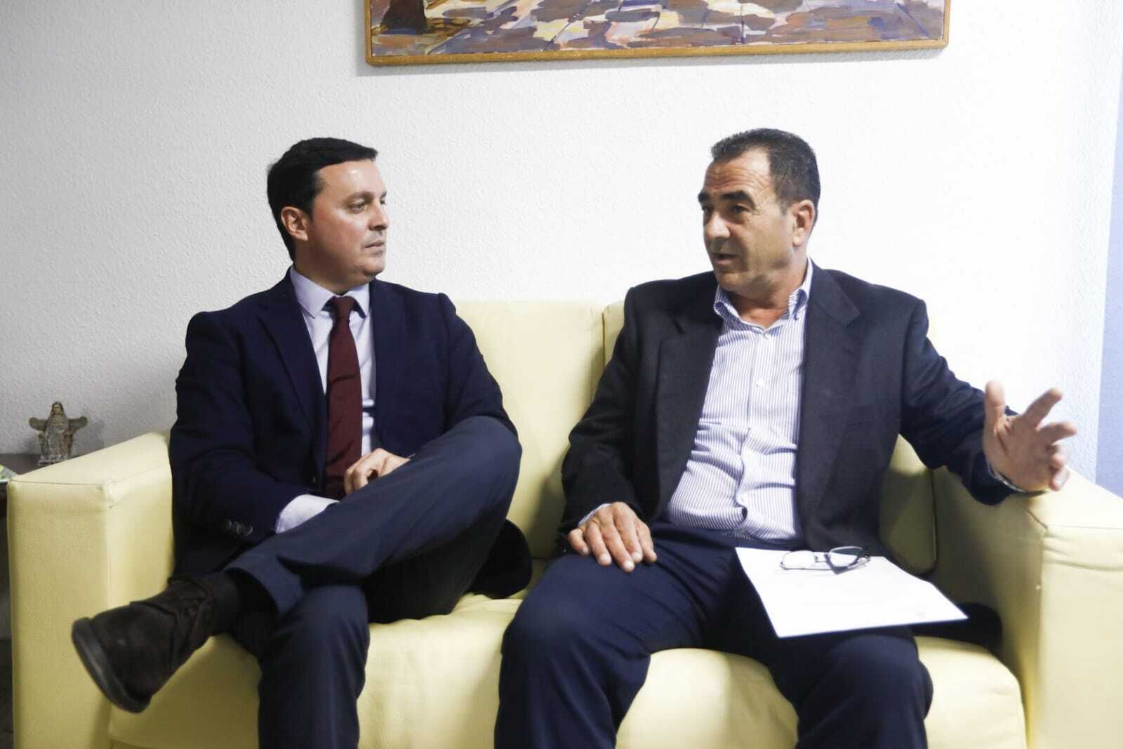 El presidente de la Diputación Provincial, Javier A. García, con el alcalde de La Mojonera, José Miguel Hernández.