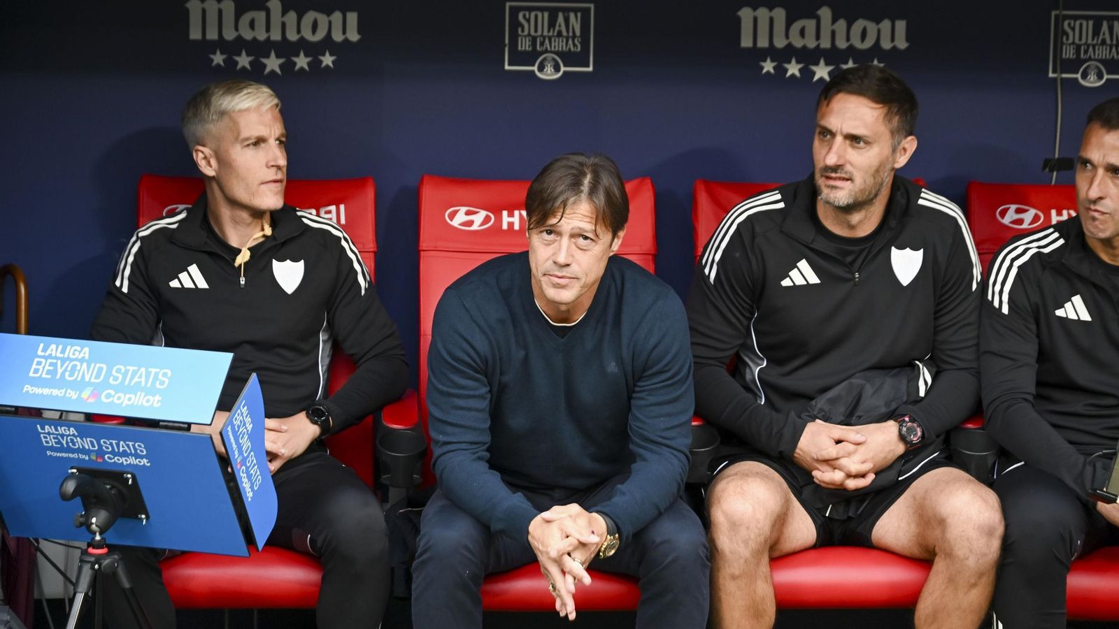 Almeyda mira al fotógrafo entre Javi Martínez y Guido Bonini.