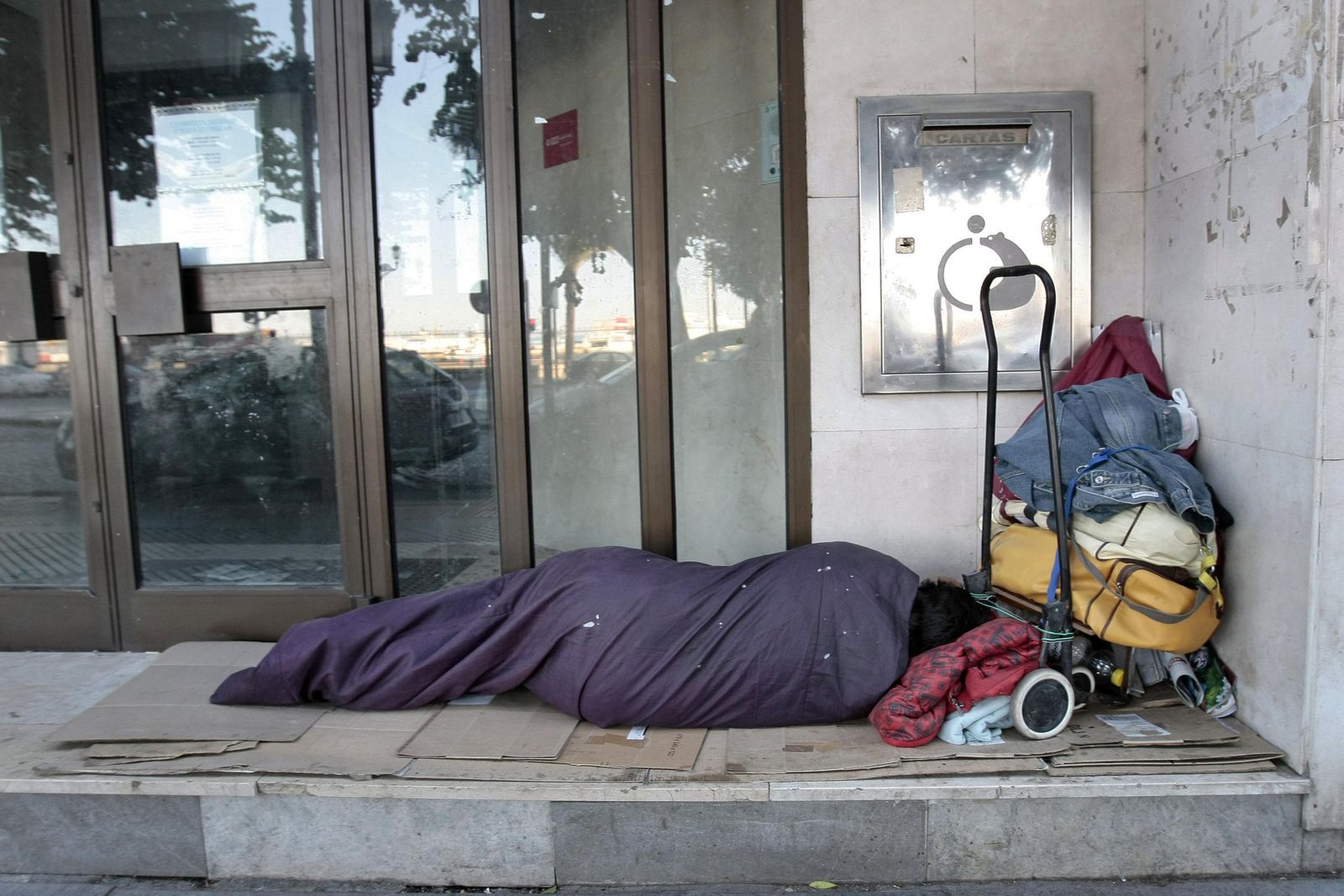 Una persona sin hogar durmiendo en una calle de Cádiz.