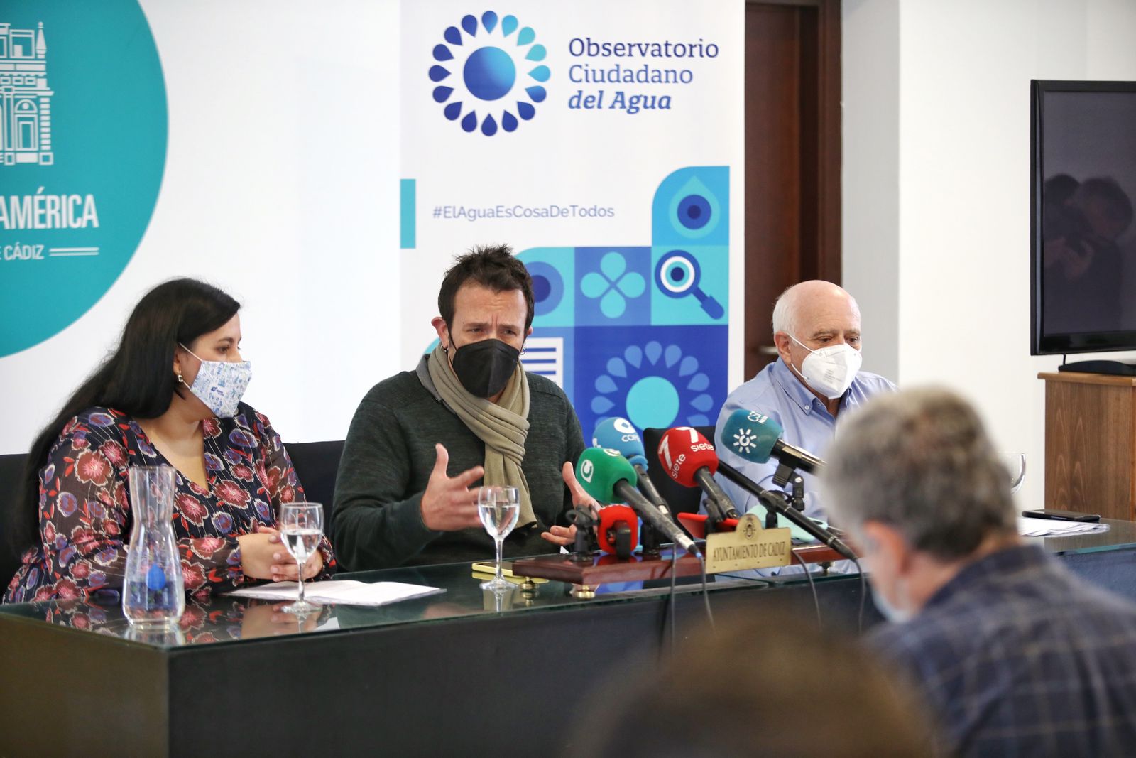 Ana Fernández, José María González y Jesús Oliden, durante la presentación del Observatorio del Agua de Cádiz.