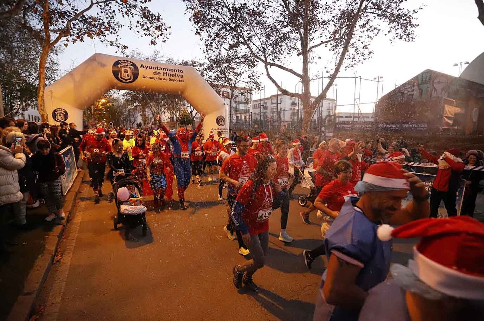 Imágenes de la carrera de San Silvestre en Huelva
