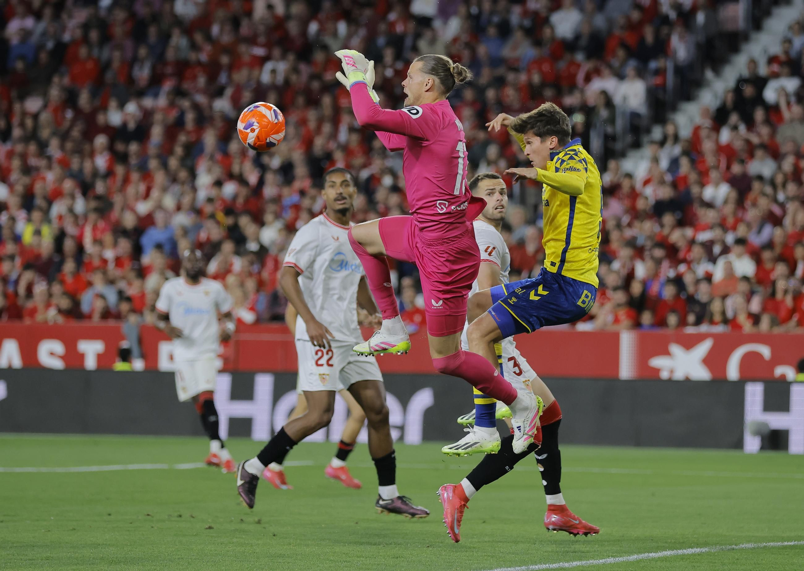 Nyland deja caer la pelota después de sufrir la carga lateral de Marc Cardona.