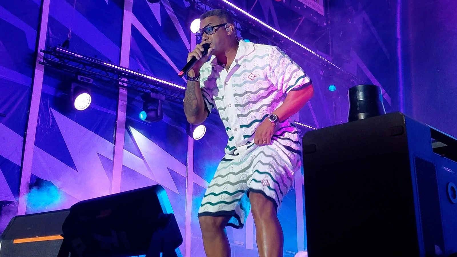 Henry Méndez cantando "Rayos de Sol" en el I Love Reggaeton