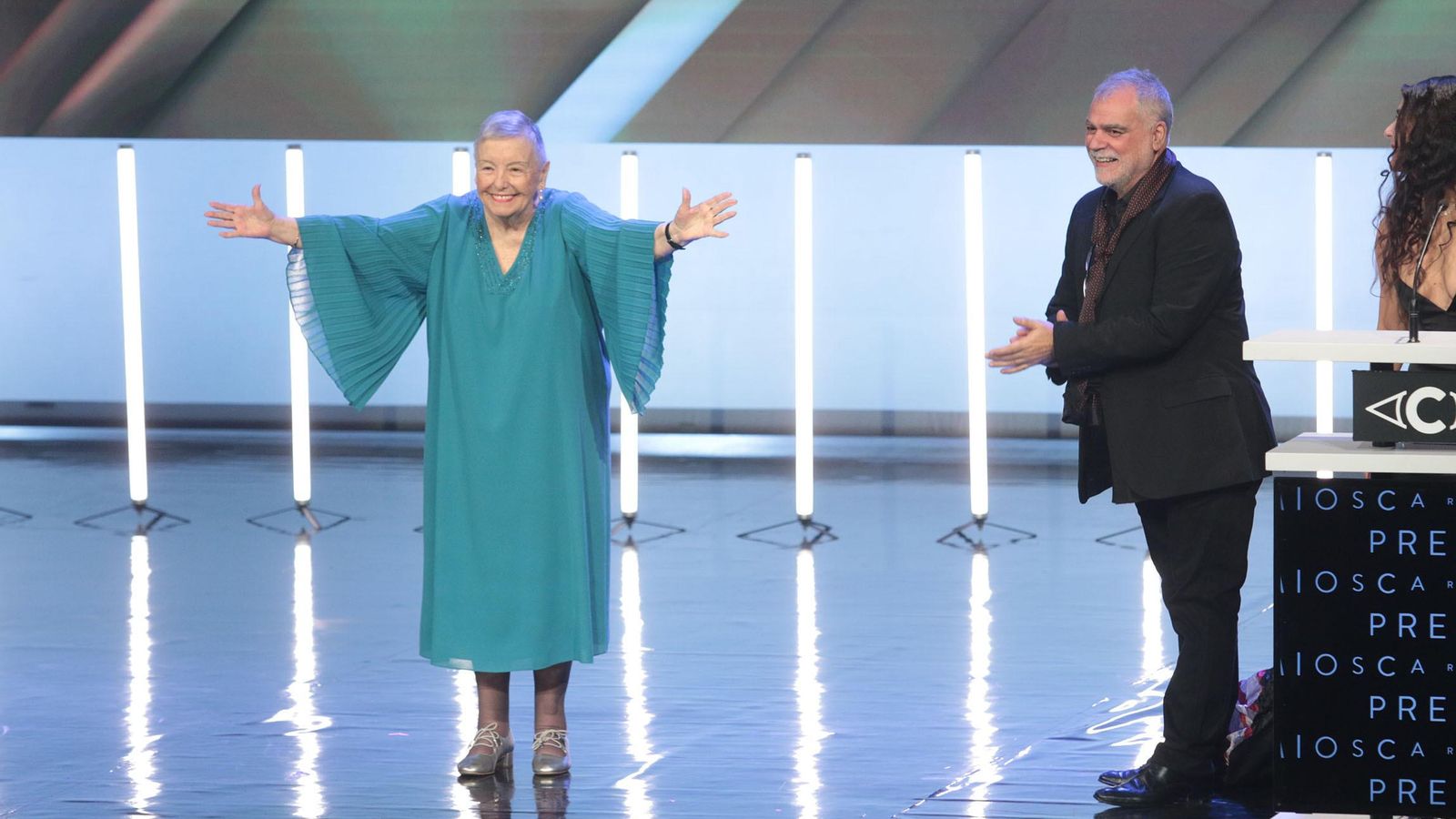 María Galiana, aplaudida por Benito Zambrano y por el público.