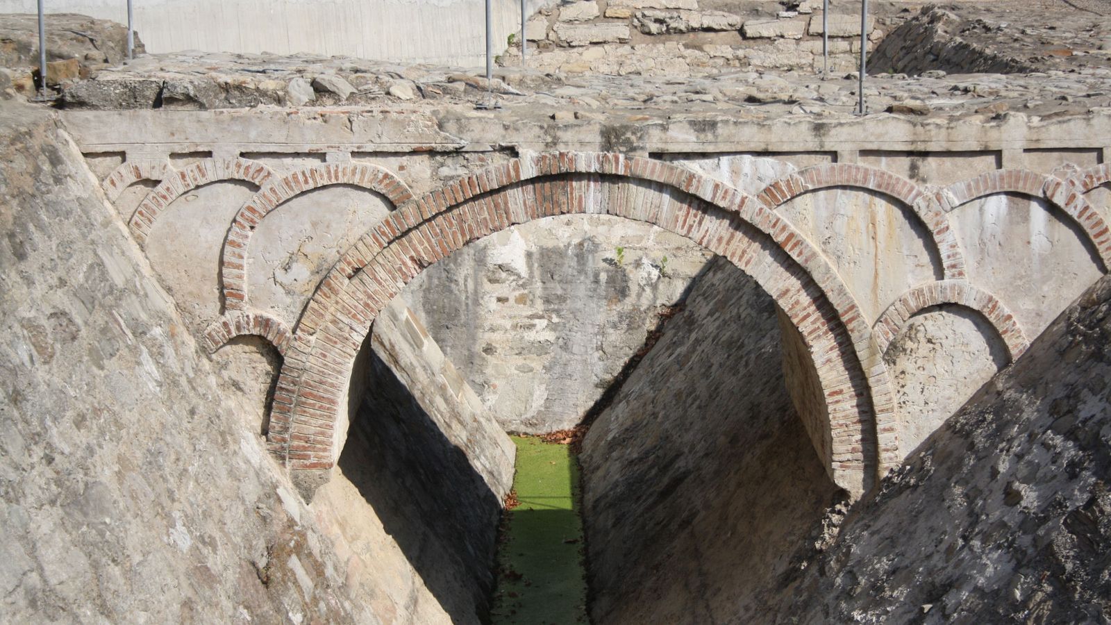 El puente para cruzar las ruinas medievales de Algeciras.