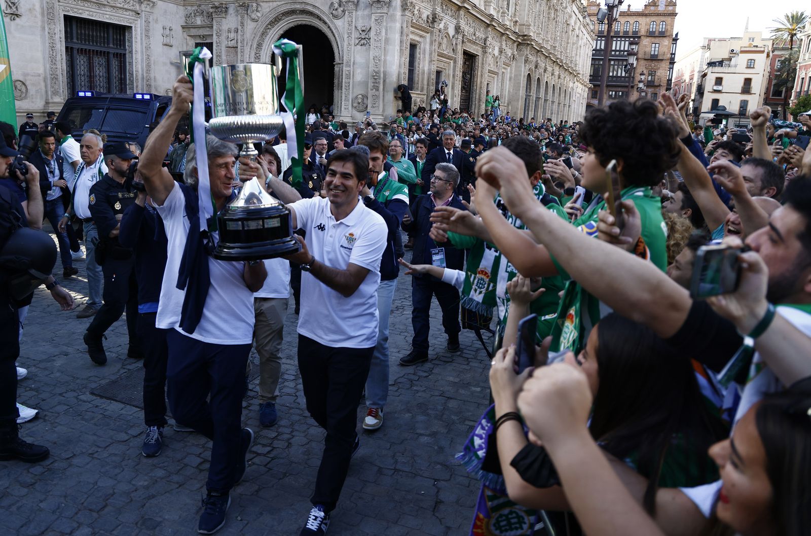 Ángel Haro porta la Copa del Rey junto a Pellegrini.