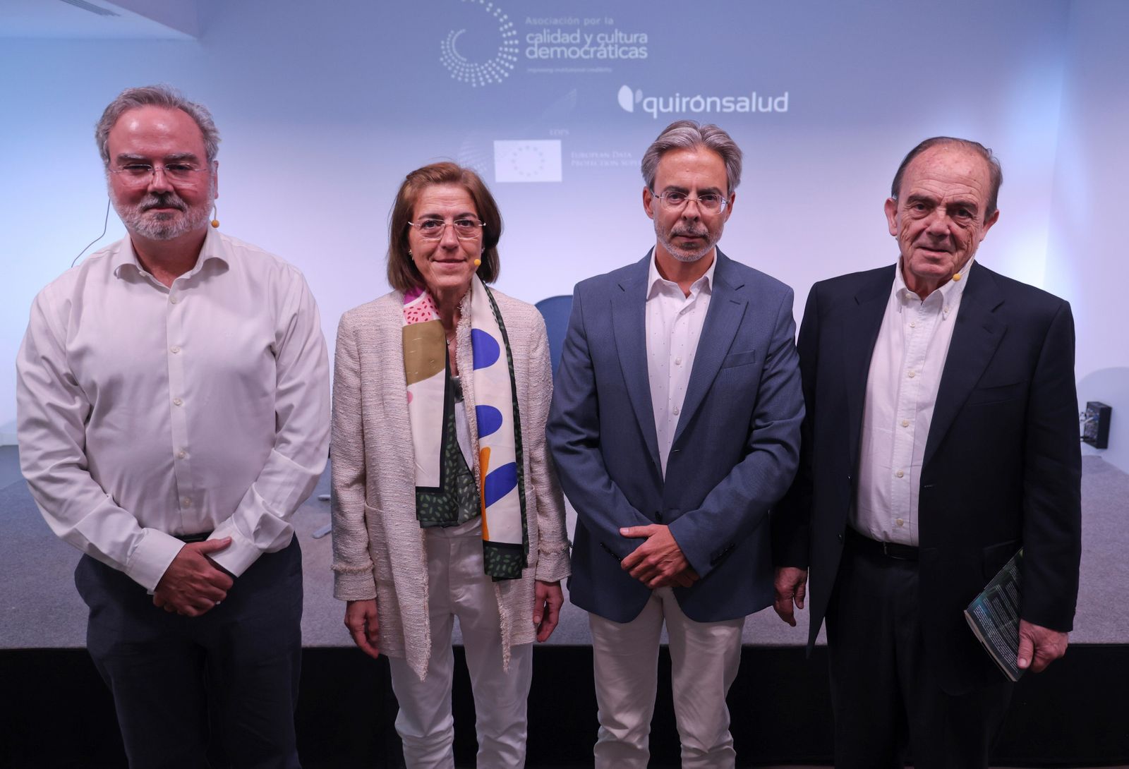 Leonardo Cervera, Paz de Torres, Tomás Urdas y Felipe Gómez-Pallete momentos antes del coloquio celebrado en el Centro Cultural La Malagueta.