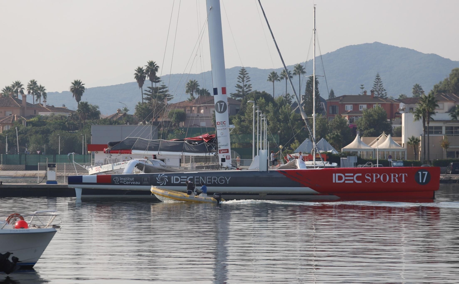 El maxitrimarán de IDEC SPORT, en Algeciras.