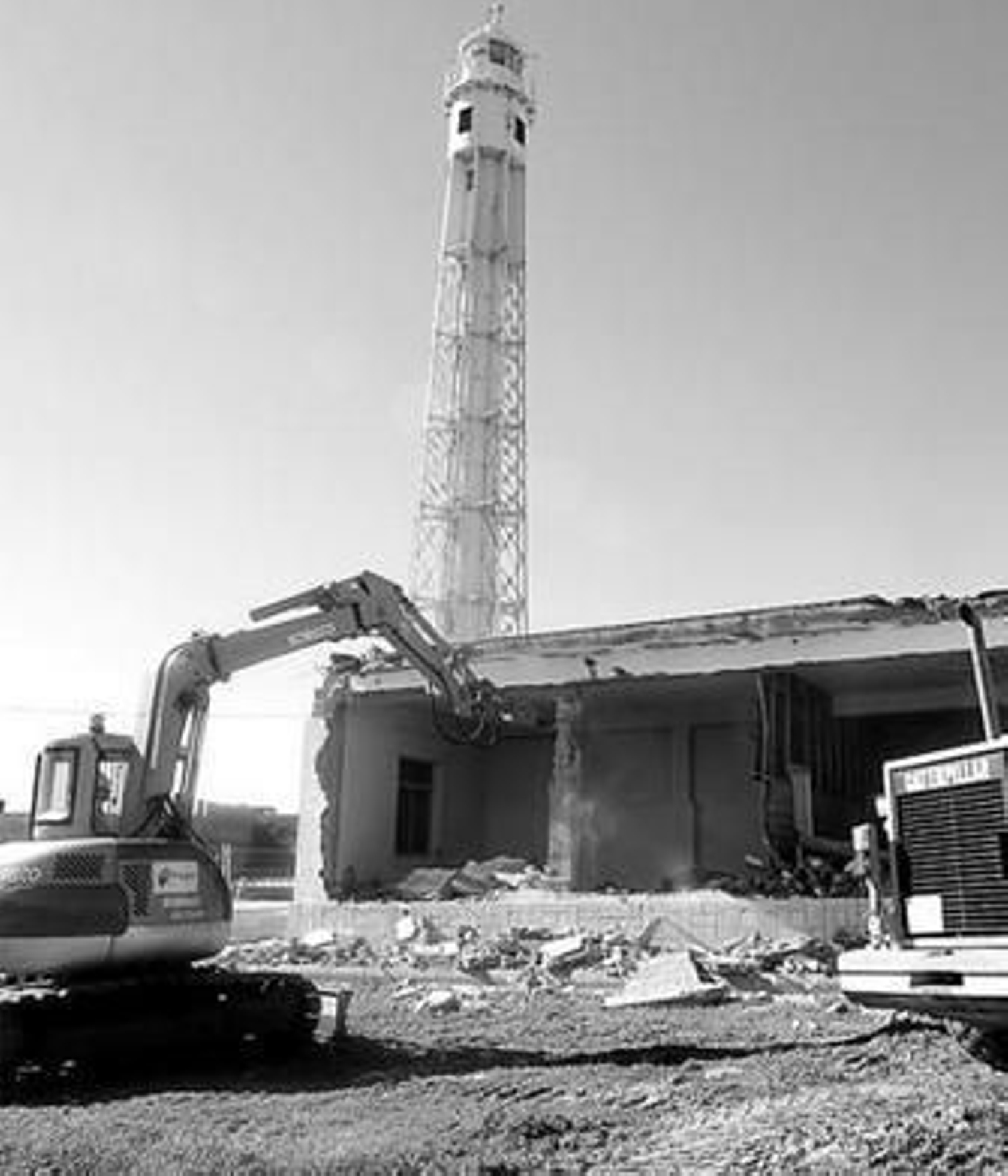 Trabajos de derribos en el castillo de San Sebastián.