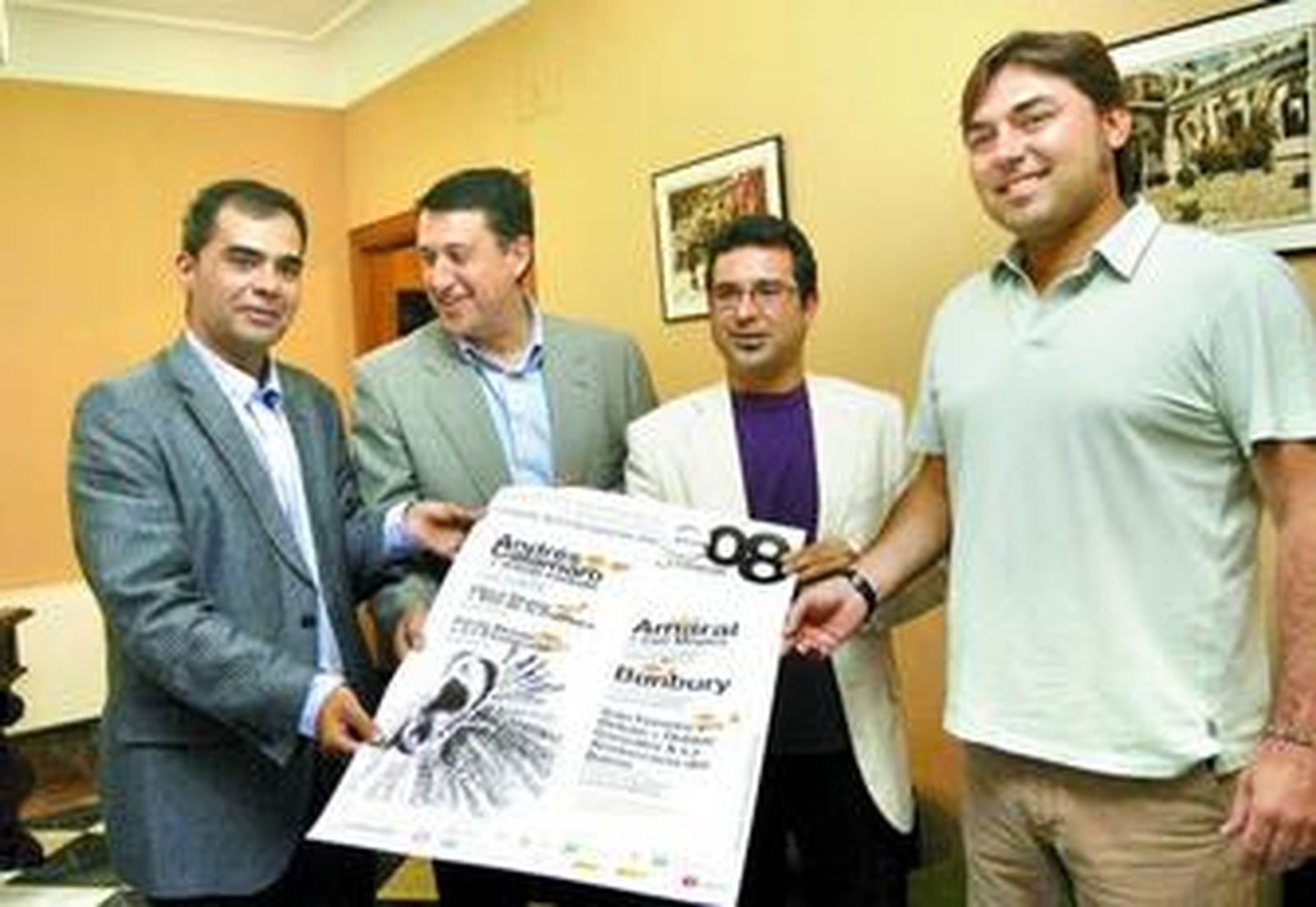 Responsables del IAJ, el Ayuntamiento y el productor muestran el cartel con los artistas.