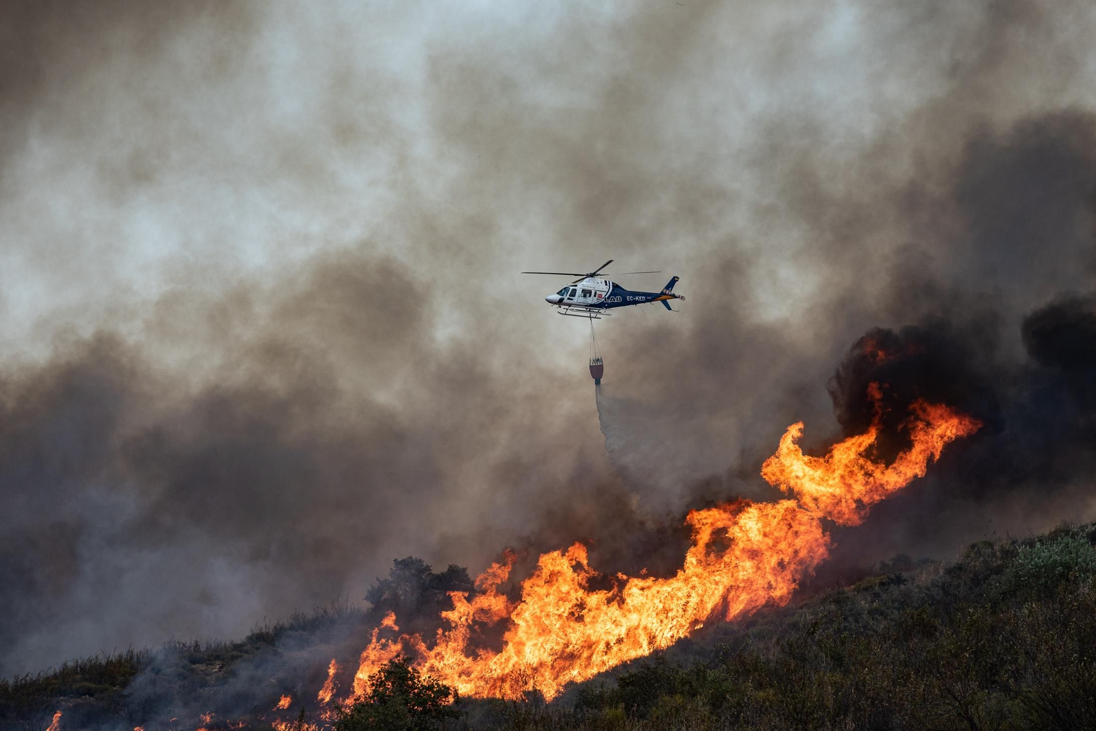 Imágenes del incendio de Almonaster a su paso por Zalamea