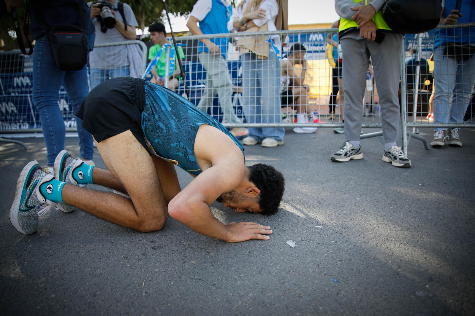 Imágenes de la llegada de la Media maratón Ciudad de Almería