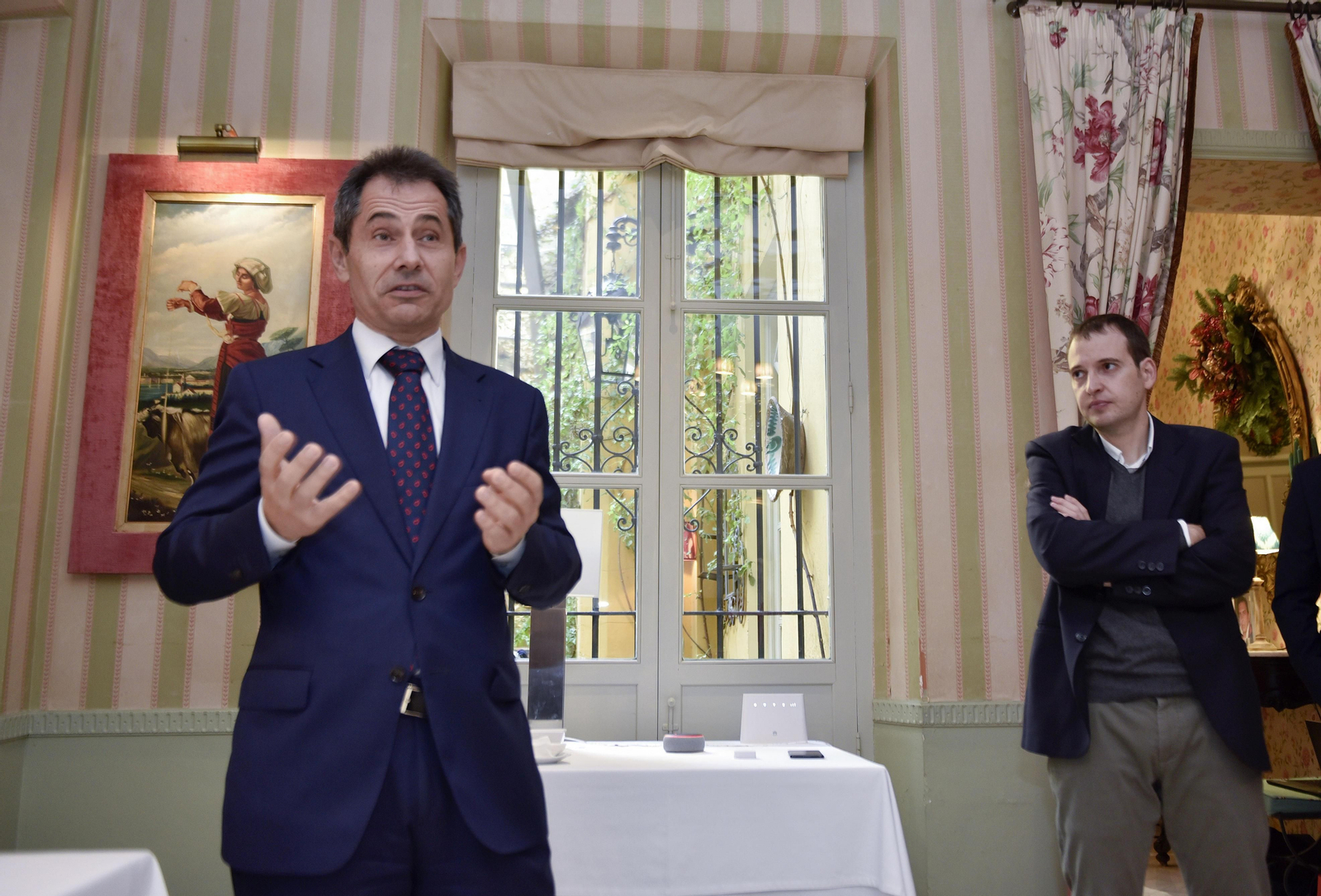 Antonio Fernández, director de Vodafone en Andalucía y Extremadura, a la derecha, en la demostración del sistema V-Home, hoy en Sevilla.