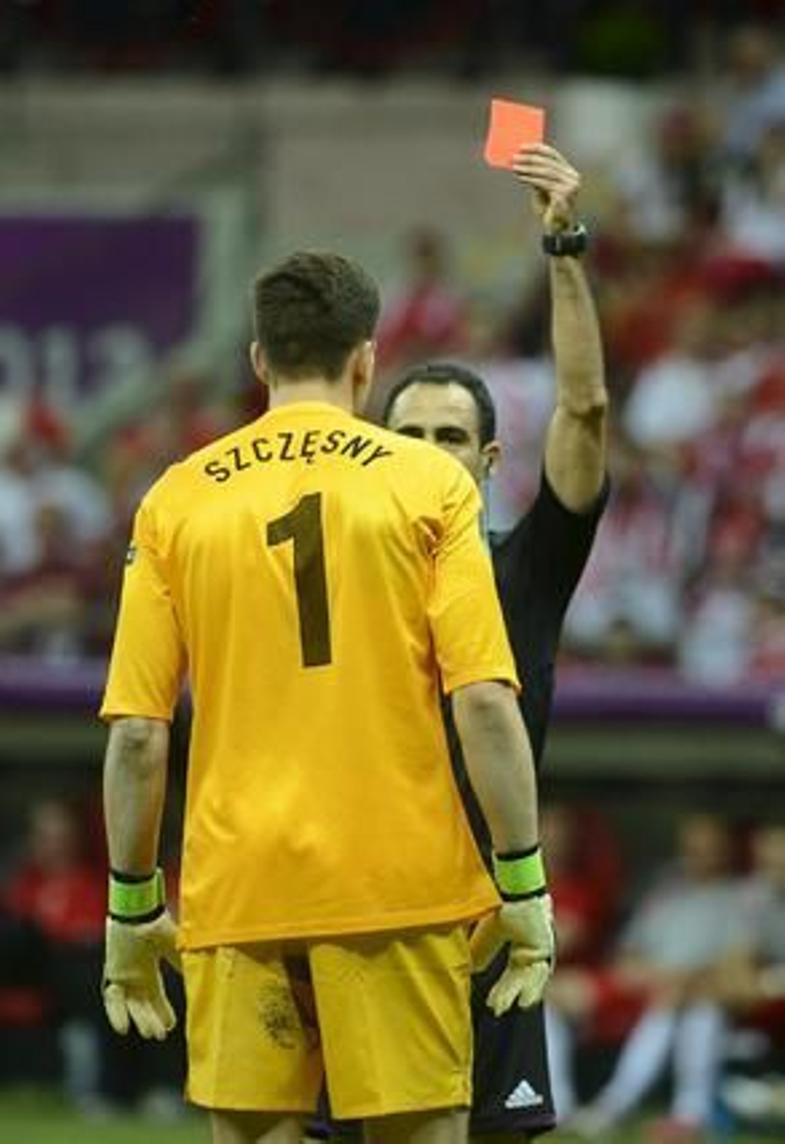 Polonia y Grecia empatan 1-1 en un interesante partido inaugural con dos expulsados, polémica y un penalti fallado.

Foto: EFE