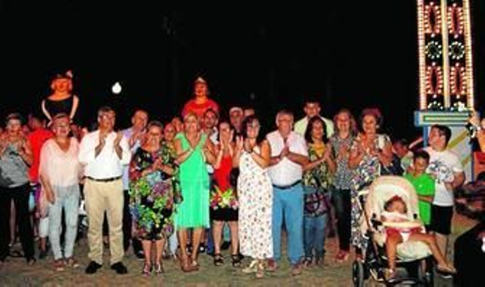 Las autoridades junto a vecinos y miembros de la asociación de vecinos y de la hermandad.