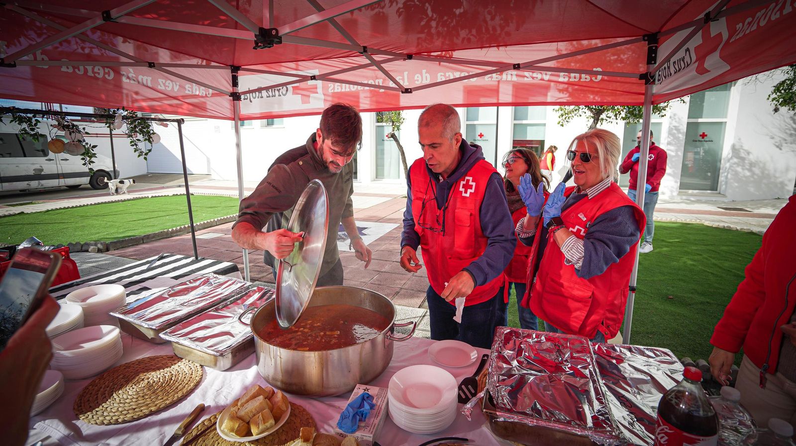 Imágenes del almuerzo navideño de Cruz Roja Jerez y Hacedores Cádiz para personas sin hogar