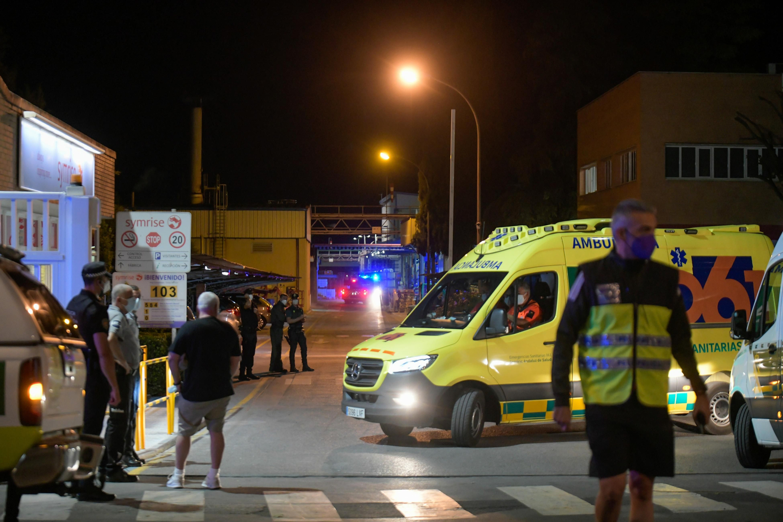 La deflagración registrada en una fábrica de perfumes de Armilla, en imágenes