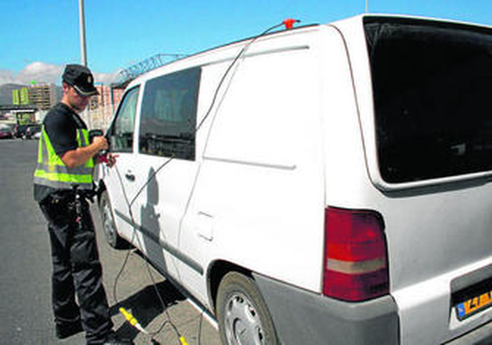 Un agente inspecciona un vehículo en el paso fronterizo del puerto algecireño, imagen de archivo.