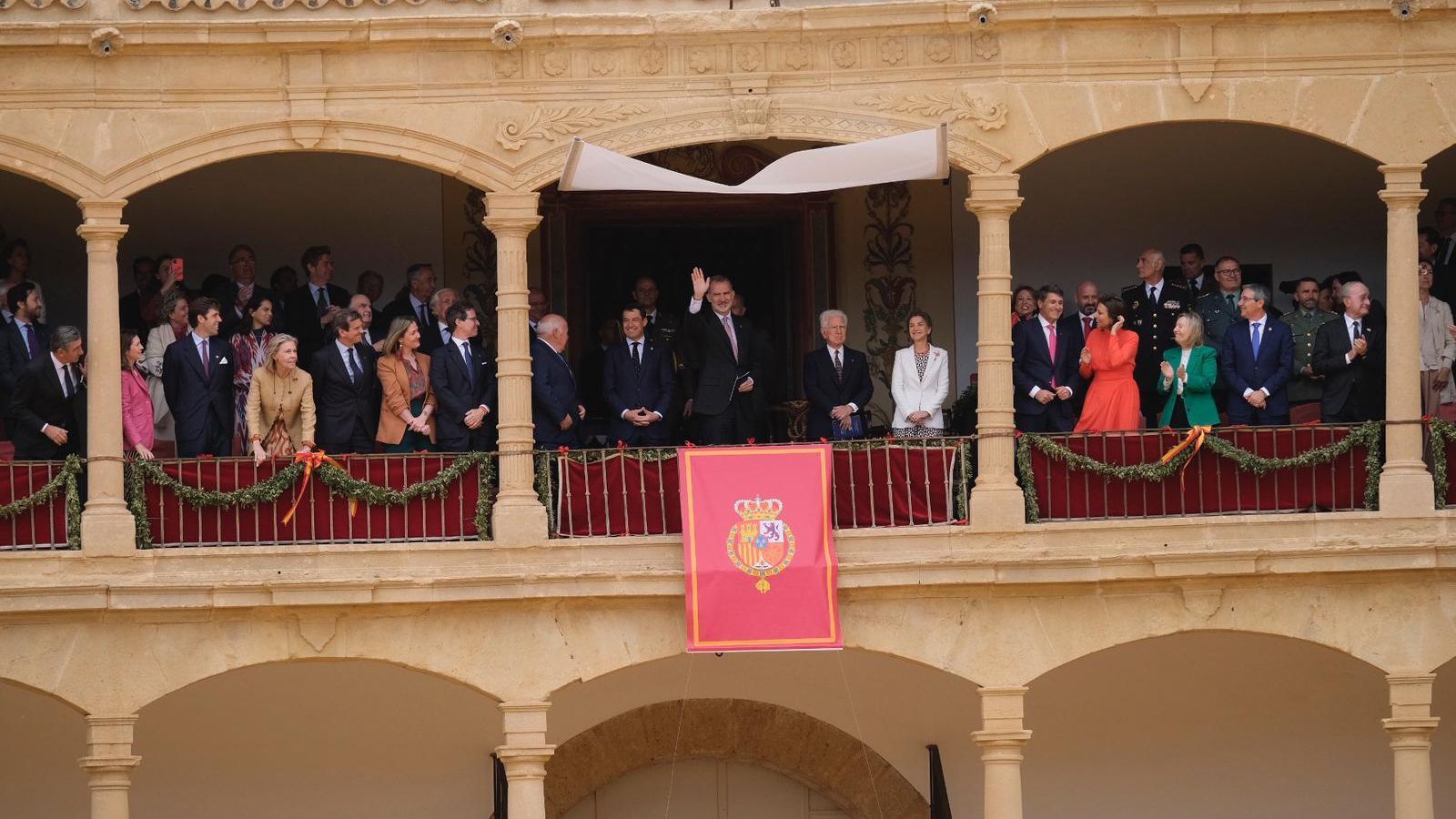 El Rey Felipe VI saluda desde el palco Real.