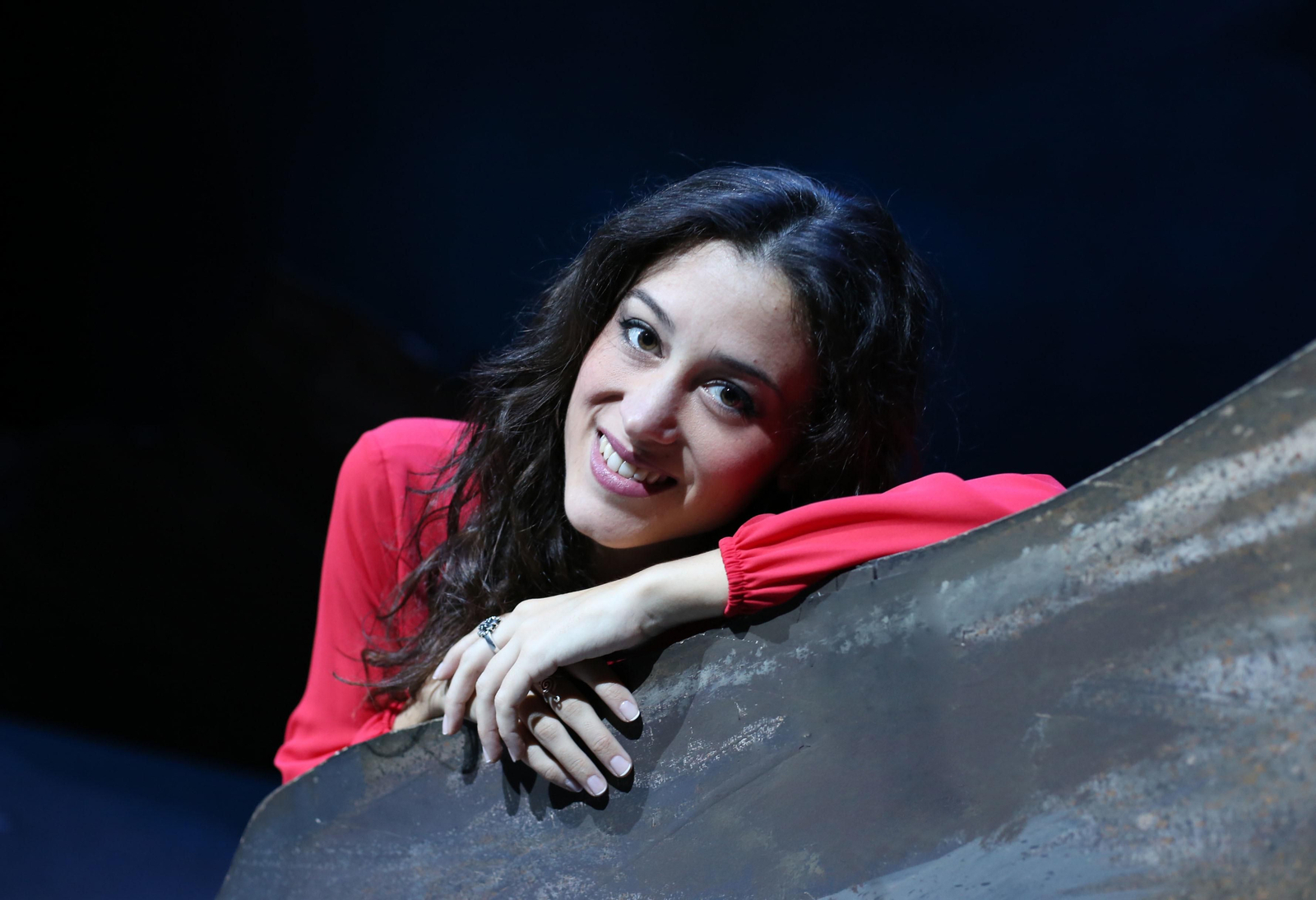 La soprano sevillana Leonor Bonilla, retratada en el Teatro de la Maestranza, entre la escenografía de la ópera.