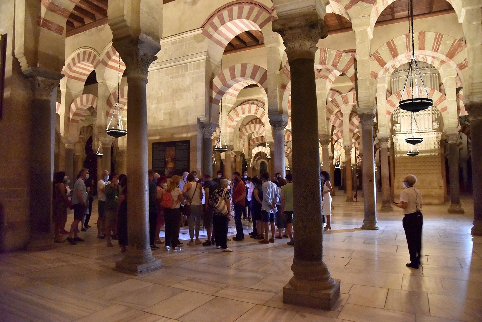 Grupo de turistas en la Mezquita de Córdoba.