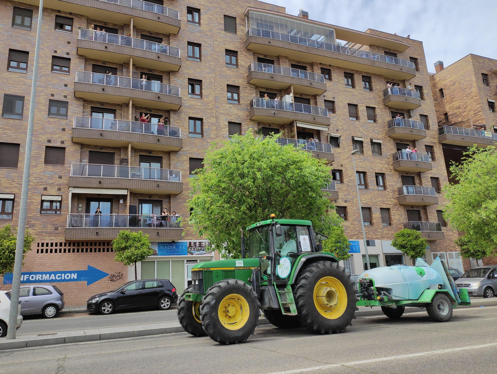 Las fotos del homenaje de los agricultores a los sanitarios de Córdoba