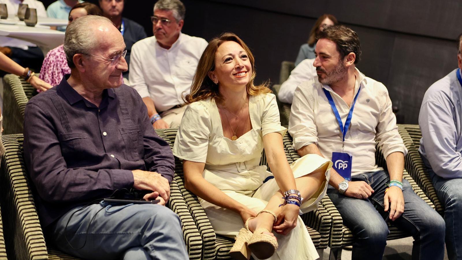 Navarro, junto a Francisco de la Torre, minutos antes de comparecer antes los medios.