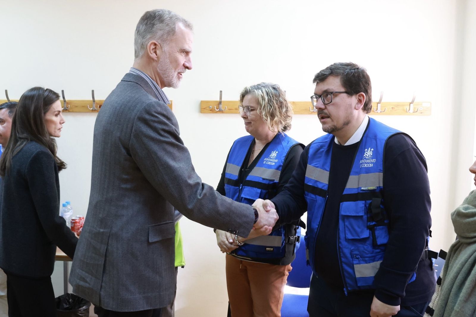 Los reyes visitan a los heridos del accidente de Adamuz en el Reina Sofía, en imágenes