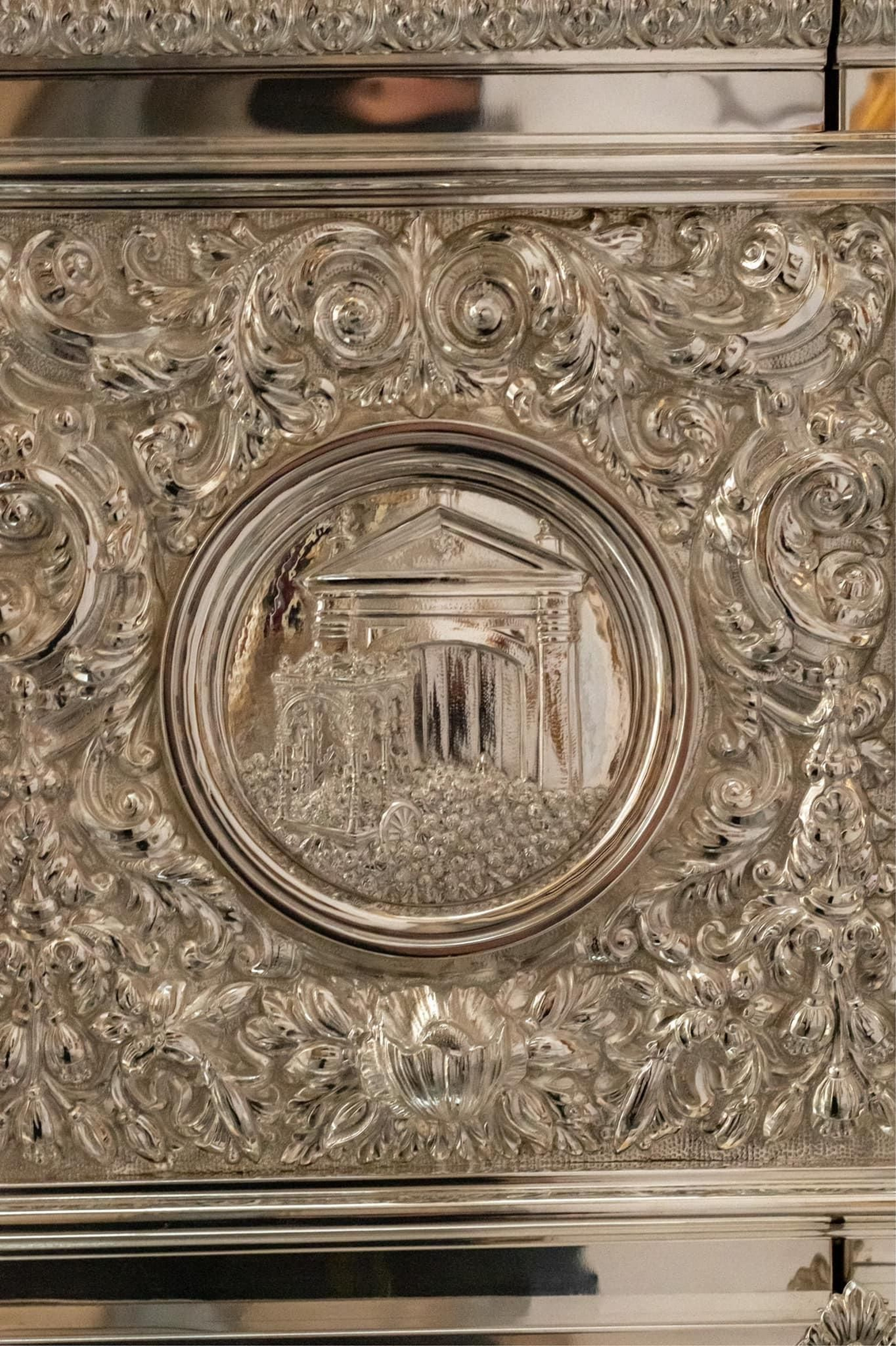 Los espectaculares nuevos faldones de la Carreta de Plata de la Hermandad del Rocío de Villamanrique