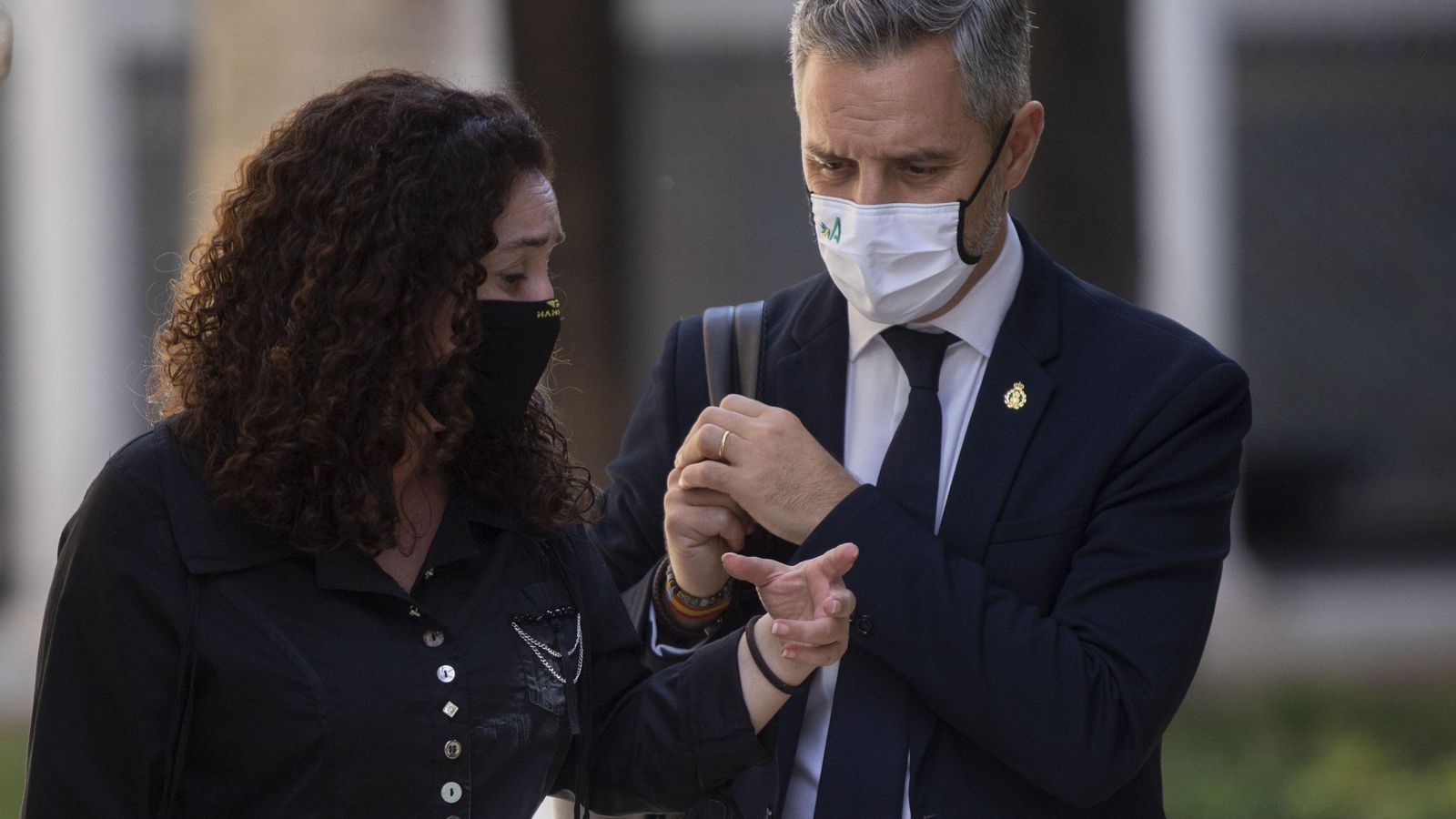 Inma Nieto, con Juan Bravo en el Parlamento.
