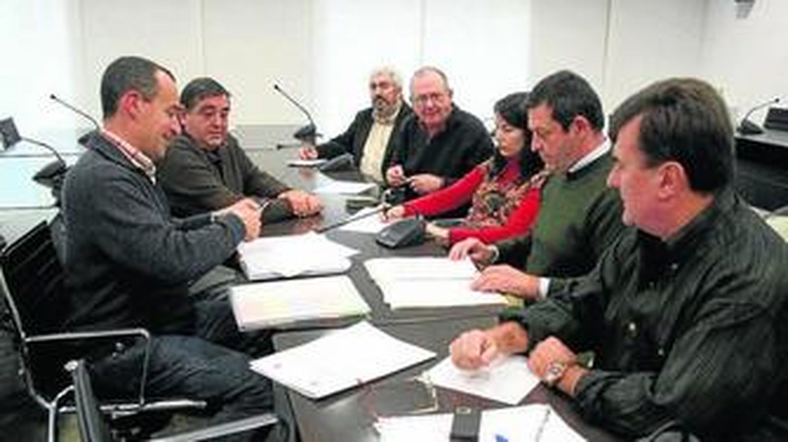 Imagen de una reunión del IECG en 2010 con el presidente Ángel Sáez en la Cámara de Comercio.