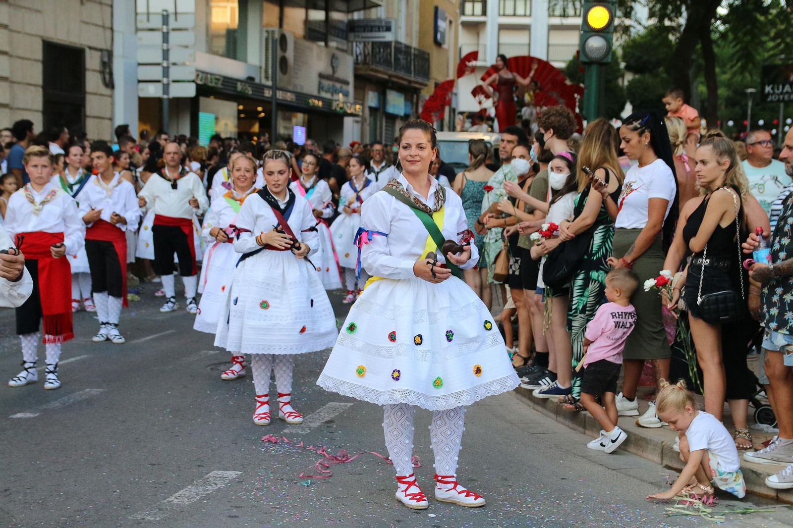La Batalla de las Flores ha regresado inundando Almería de claveles