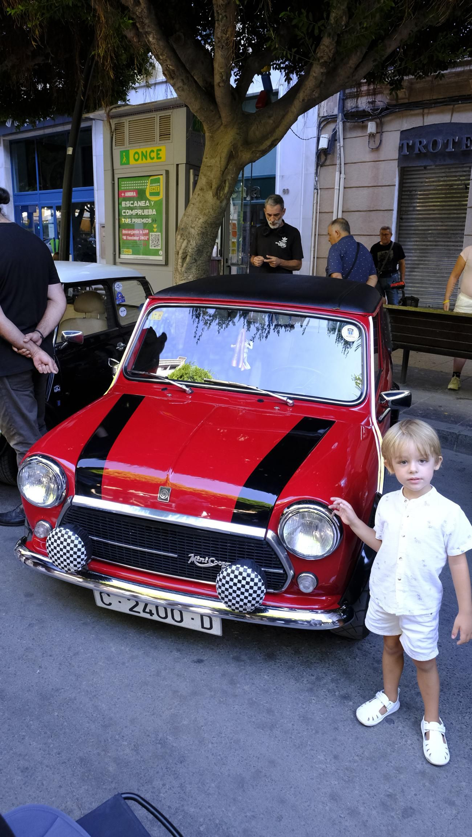 La exposición de Seat 600 y Mini Cooper en la Feria de Almería, en imágenes
