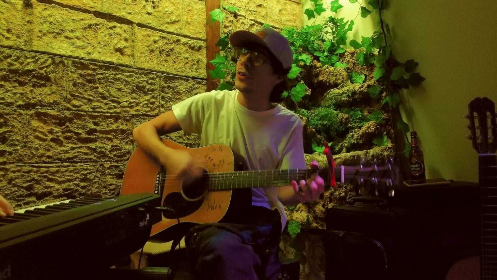 El portuense Sergio Chaves, interpretando una canción  en El Rincón de la Luna.