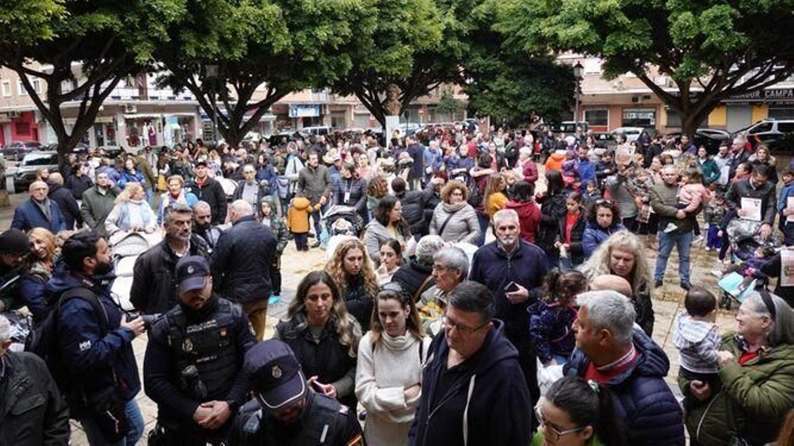 Concentración de familiares y afectados por la amenaza de cierre de la escuela infantil de La Paz.