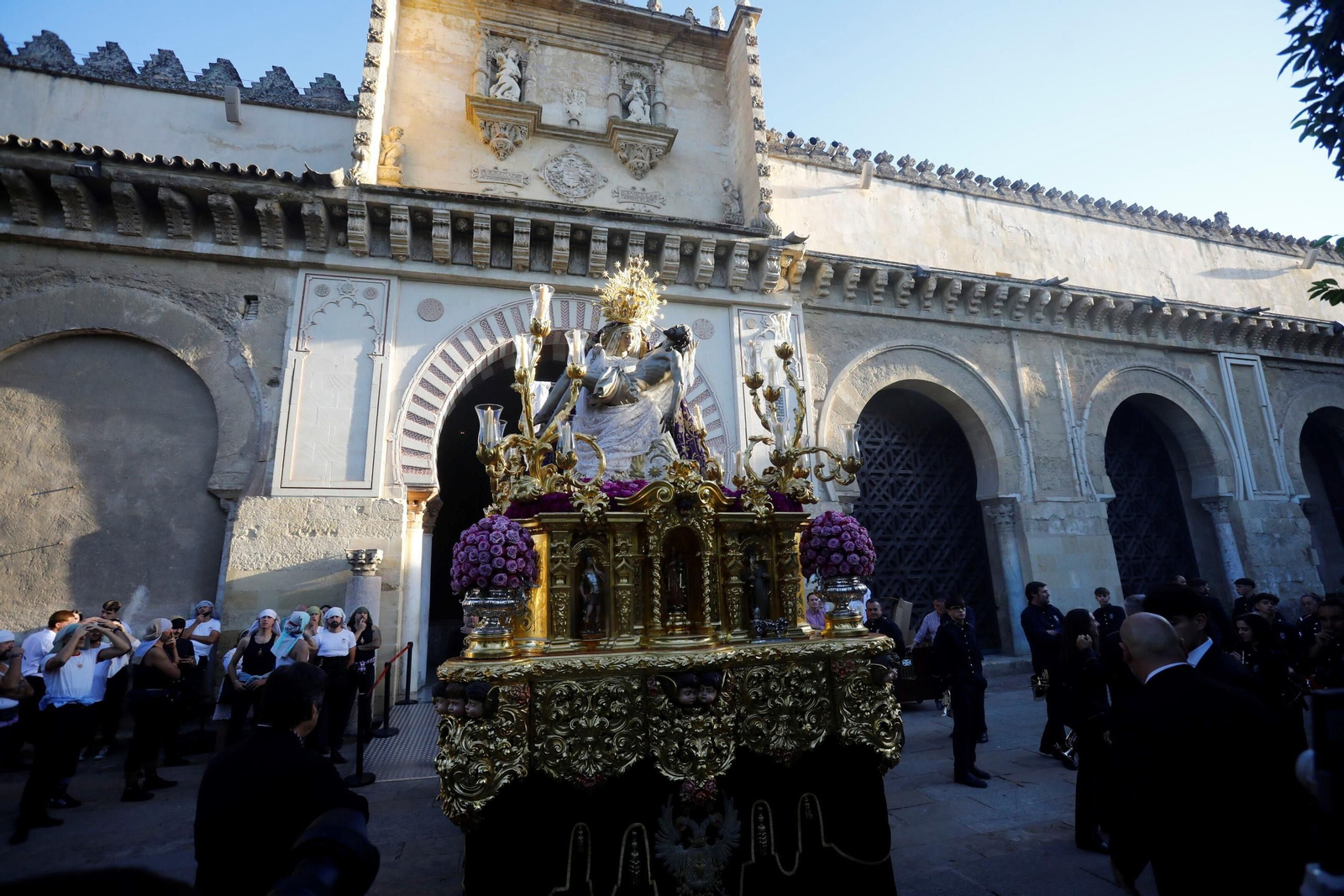Las mejores fotos de los traslados de regreso de las hermandades tras el Magno Vía Crucis de Córdoba