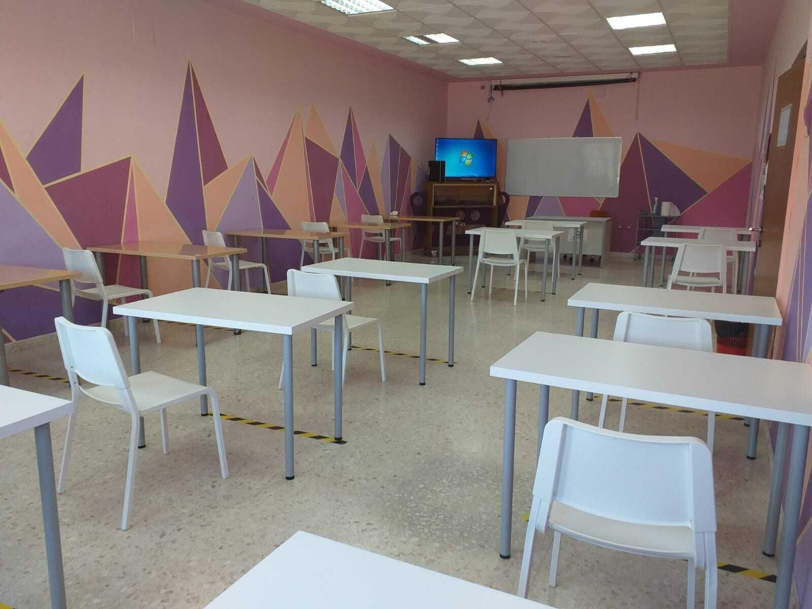 Una de las aulas equipada para impartir clases.