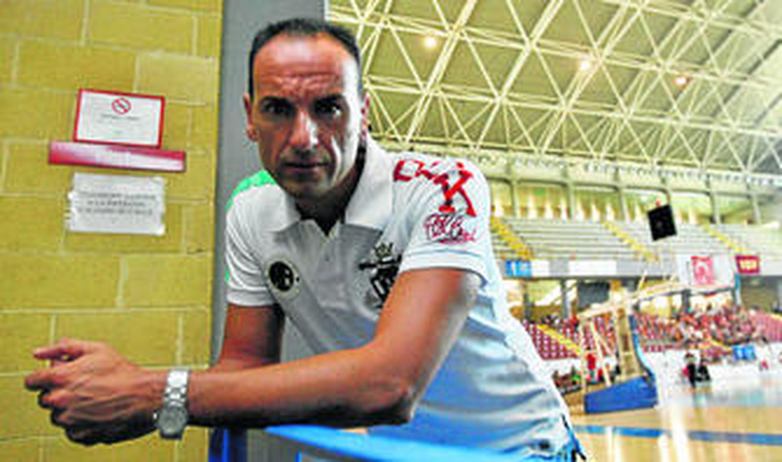 Antonio García posa en una de las puertas de entrada a la pista del pabellón Vista Alegre.