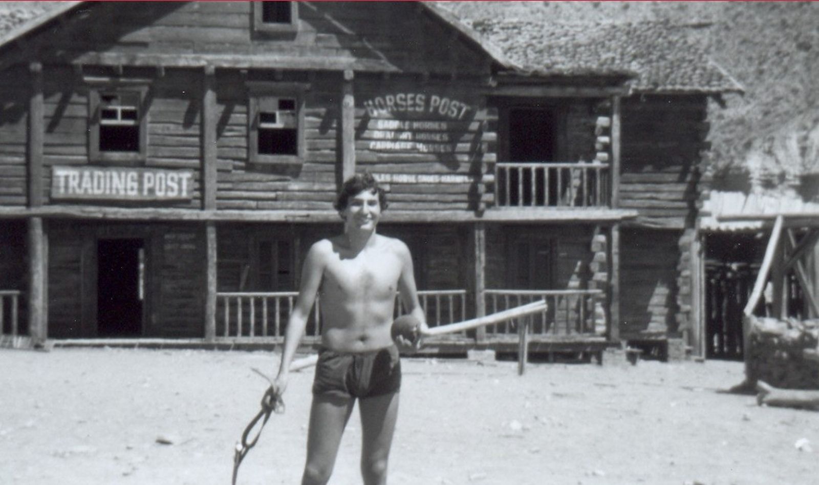 José Enrique Martínez hace unos años en unjo de los poblados.