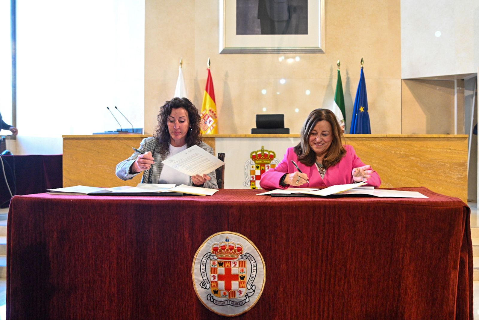 La alcaldesa y la consejera de Educación, en la firma del convenio