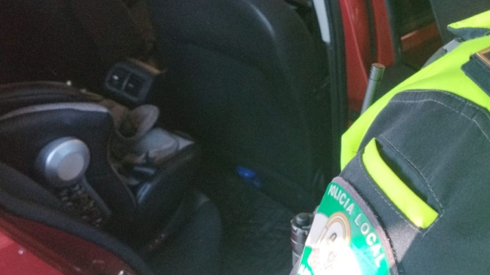 Un policía local observa una silla de bebé.